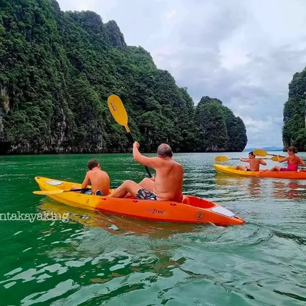 07-sea-kayaking-island-tour-kayakers-emerald-lagoon